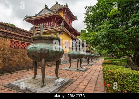 Hue, Vietnam - 15. April 2018: Die berühmten neun Urnen (Kaldronen) der Zitadelle von Hue, ohne Menschen und mit einem bedeckten Himmel Stockfoto