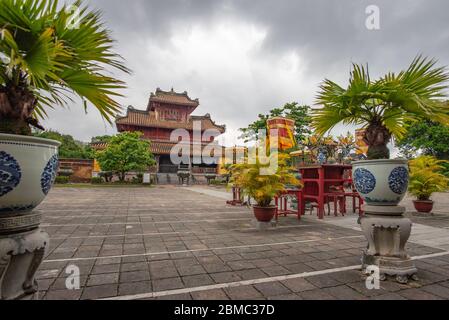 Hue, Vietnam - 15. April 2018: Eines der inneren Tore der Zitadelle von Hue, mit sehr wenigen Touristen und einem bewölkten Himmel Stockfoto