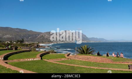 Hermanus, Westkap, Südafrika. 2019. Küstenlandschaft von einem Klippenhang in Hermanus ein Ferienort an der Gartenroute im Westkap RE Stockfoto