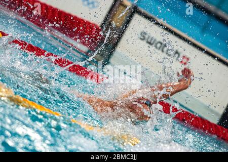 Aaron Peirsol (USA) gewinnt die Goldmedaille im 100 Meter Rückschlag Finale der Männer bei den Olympischen Sommerspielen 2004 in Athen. Stockfoto