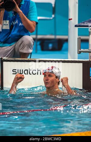 Aaron Peirsol (USA) gewinnt die Goldmedaille im 200 Meter Rückschlag Finale der Männer bei den Olympischen Sommerspielen 2004 in Athen. Stockfoto