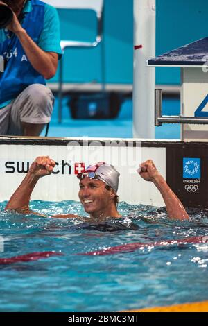 Aaron Peirsol (USA) gewinnt die Goldmedaille im 200 Meter Rückschlag Finale der Männer bei den Olympischen Sommerspielen 2004 in Athen. Stockfoto