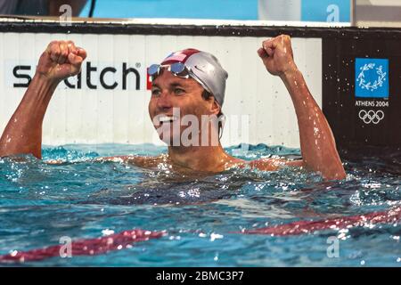 Aaron Peirsol (USA) gewinnt die Goldmedaille im 200 Meter Rückschlag Finale der Männer bei den Olympischen Sommerspielen 2004 in Athen. Stockfoto