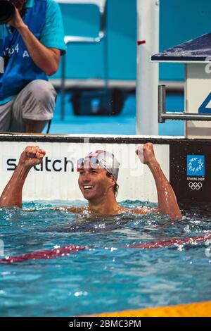 Aaron Peirsol (USA) gewinnt die Goldmedaille im 200 Meter Rückschlag Finale der Männer bei den Olympischen Sommerspielen 2004 in Athen. Stockfoto