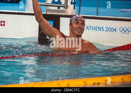 Aaron Peirsol (USA) gewinnt die Goldmedaille im 200 Meter Rückschlag Finale der Männer bei den Olympischen Sommerspielen 2004 in Athen. Stockfoto