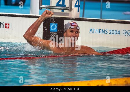 Aaron Peirsol (USA) gewinnt die Goldmedaille im 200 Meter Rückschlag Finale der Männer bei den Olympischen Sommerspielen 2004 in Athen. Stockfoto