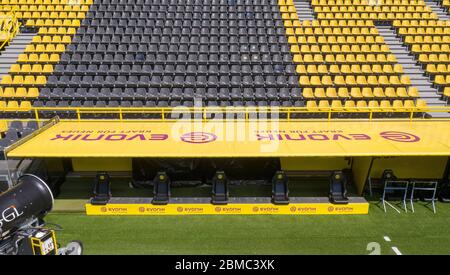 Dortmund, Deutschland. Mai 2020. firo: 08.05.2020, Fußball, 1.Bundesliga, Saison 2019/2020, BVB, Borussia Dortmund, Stadion SIGNAL IDUNA PARK, Drohne, Drohnenaufnahme, vor DERBY, Revierdervon BVB - Schalke 04, Neustart der Bundesliga nach Unterbrechung durch CORONA, COVID -19, Trainerbank für die Gastmannschaft, Schalke 04, Sitzplätze sind bereits verlegt dpa/Alamy Live News Stockfoto