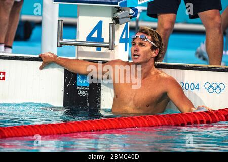 Aaron Peirsol (USA) gewinnt die Goldmedaille im 200 Meter Rückschlag Finale der Männer bei den Olympischen Sommerspielen 2004 in Athen. Stockfoto