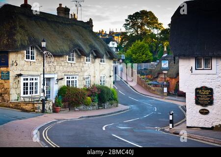 Schmale Straße durch Shanklin Old Village auf der Isle of Wight Stockfoto