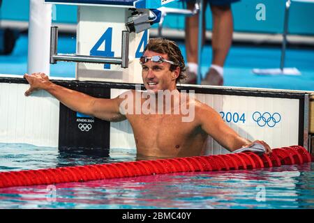 Aaron Peirsol (USA) gewinnt die Goldmedaille im 200 Meter Rückschlag Finale der Männer bei den Olympischen Sommerspielen 2004 in Athen. Stockfoto