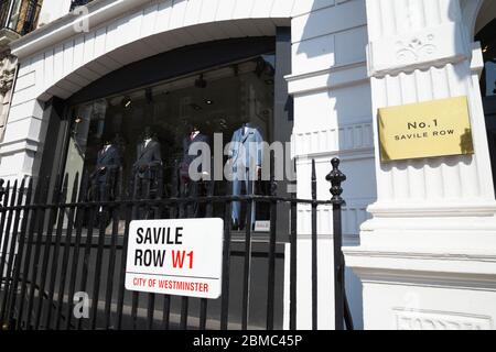 Gieves & Hawkes - Herrenschneiderei / Schneiderei vorne und Schaufenster in Nummer 1, Savile Row, London, Großbritannien. Das Straßenschild Westminster ist an den Geländern angebracht. (118) Stockfoto