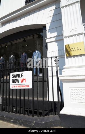 Gieves & Hawkes - Herrenschneiderei / Schneiderei vorne und Schaufenster in Nummer 1, Savile Row, London, Großbritannien. Das Straßenschild Westminster ist an den Geländern angebracht. (118) Stockfoto