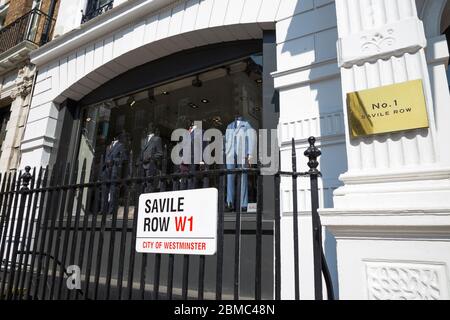 Gieves & Hawkes - Herrenschneiderei / Schneiderei vorne und Schaufenster in Nummer 1, Savile Row, London, Großbritannien. Das Straßenschild Westminster ist an den Geländern angebracht. (118) Stockfoto