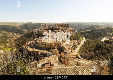 Panorama-Sehenswürdigkeiten von oben der Stadt in Ragusa Ibla, Provinz Ragusa, Italien. Stockfoto