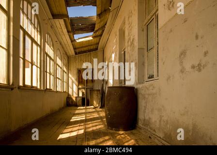 Altes Haus mit Sand innen kolmanskop namibia Stockfoto