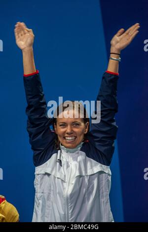 Natalie Coughlin (USA) gewinnt die Goldmedaille im 100 Meter Rückschlag Finale der Frauen bei den Olympischen Sommerspielen 2004 in Athen. Stockfoto