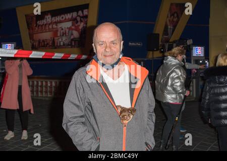 Corny Littmann bei der Mahnwache und Kranzniederlegung zum Erhalt der Kiez-Kultur in der Großen Freiheit auf der Reeperbahn. Hamburg, Den 07.05.2020 Stockfoto