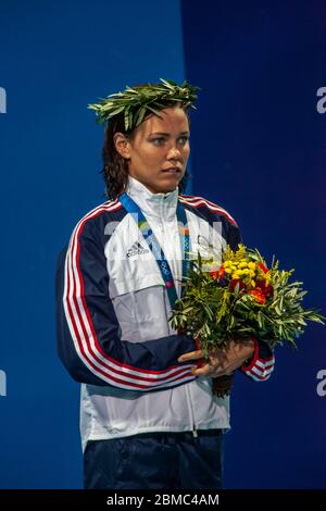 Natalie Coughlin (USA) gewinnt die Goldmedaille im 100 Meter Rückschlag Finale der Frauen bei den Olympischen Sommerspielen 2004 in Athen. Stockfoto