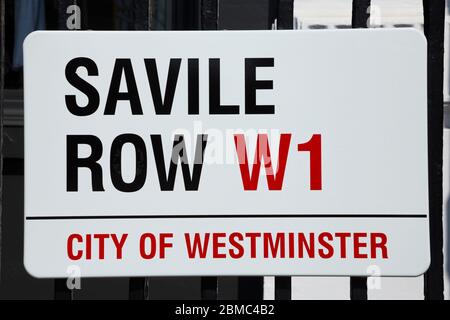 City of Westminster Savile Row Straßenschild an den Geländern außerhalb Nummer 1, Savile Row, London, Großbritannien. Die Straße ist berühmt für ihre Schneider / Schneiderei Geschäfte. (118) Stockfoto