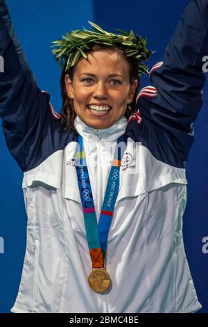 Natalie Coughlin (USA) gewinnt die Goldmedaille im 100 Meter Rückschlag Finale der Frauen bei den Olympischen Sommerspielen 2004 in Athen. Stockfoto