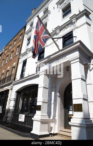 Gieves & Hawkes - Herrenschneiderei / Schneiderei vorne und Schaufenster in Nummer 1, Savile Row, London, Großbritannien. Das Straßenschild Westminster ist an den Geländern angebracht. (118) Stockfoto