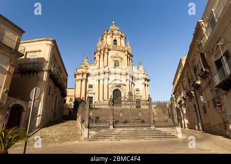 Vorderansicht der Kathedrale San Giorgio in Ragusa Ibla, Provinz Ragusa, Italien. Stockfoto