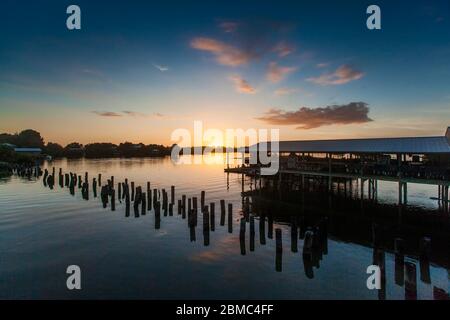 Verlassene Straße mit Sonnenuntergang Hintergrund Stockfoto