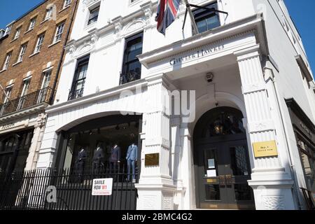 Gieves & Hawkes - Herrenschneiderei / Schneiderei vorne und Schaufenster in Nummer 1, Savile Row, London, Großbritannien. Das Straßenschild Westminster ist an den Geländern angebracht. (118) Stockfoto