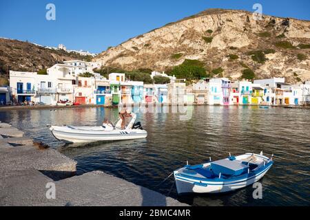 Hafenblick mit Booten und bunten Hausfassaden hinter dem Fischerdorf Klima, Milos, Kykladen, Griechenland Stockfoto
