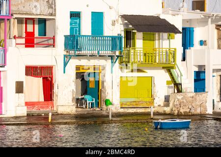 Bunte Hausfassaden am Wasser des Fischerdorfes Klima, Milos, Kykladen, Griechenland Stockfoto