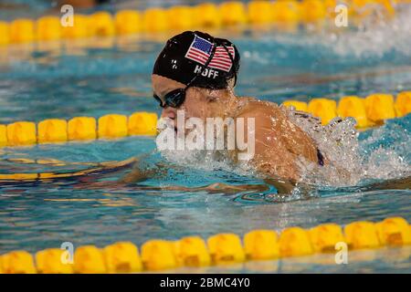 Katie Hoff (USA) im Halbfinale der Frauen im 200 Meter langen Einzelmedley bei den Olympischen Sommerspielen 2004 in Athen. Stockfoto