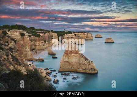 Foto der Felsen am Strand in Lagos Portugal bei Sonnenuntergang Stockfoto