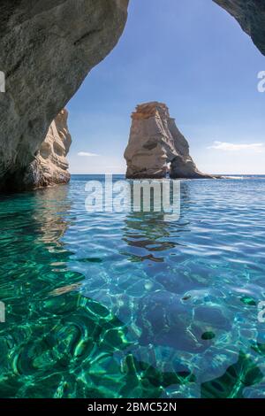 Blick durch eine Meereshöhle zu einem Meereshaufen bei Kleftiko, Milos, Kykladen, Griechenland Stockfoto