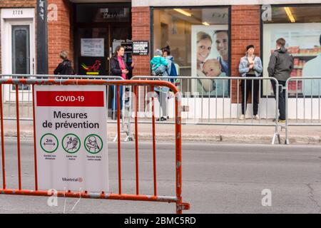 Montreal, CA - 8. Mai 2020: Covid-19 Sicherheitsrichtlinie französisch Schild auf Masson Straße Stockfoto