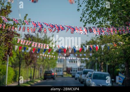 Merton Park, London, Großbritannien. Mai 2020. Bunte Häschen entlang der grünen Poplar Road, einer Straße im Süden Londons, am 46. Tag der Sperrung des Coronavirus zum 75. Jahrestag des VE Day, bei warmem Abendlicht. Quelle: Malcolm Park/Alamy Live News. Stockfoto