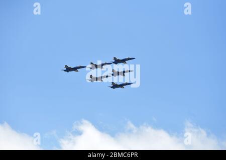 FORT LAUDERDALE, FL - MAI 08: COVID-19: Eine Formation der Blue Angels fliegt über Miami, Fort Lauderdale und Süd-Florida. Die Blue Angels der US Navy ehrten COVID-19-Helfer und wichtige Arbeiter mit Formationsflügen hier am 8. Mai 2020 in Fort Lauderdale, Florida Menschen: Blue Angels Quelle: Storms Media Group/Alamy Live News Stockfoto