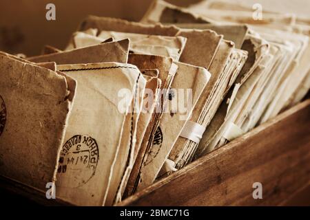 Alte Briefpapierbriefe aus dem 20. Jahrhundert in einer Holzkiste Stockfoto