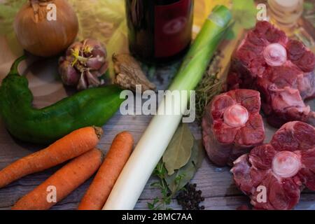 Zutaten für ein traditionelles mediterranes Ochsenschwanz-Rezept: Gemüse, Rotwein und Fleisch Stockfoto