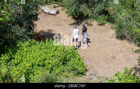 Mann und Frau, von oben betrachtet, wandern an einem sonnigen Tag entlang eines Wanderwegs in den Santa Monica Mountains in der Nähe von Los Angeles, Kalifornien USA Stockfoto