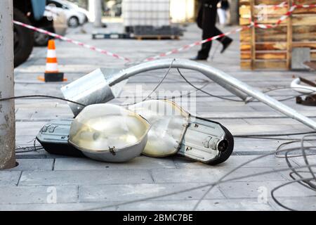 Austausch von Straßenbeleuchtung Laternen. Neue Lichter zur Beleuchtung der Straßen der Stadt vor der Installation. Stockfoto