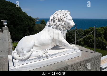 Alupka, Krim - Juli 10. 2019. Löwe auf der Veranda der Südfassade des Woronzow-Palastes Stockfoto