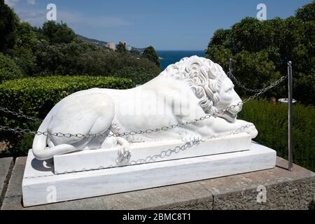 Alupka, Krim - Juli 10. 2019. Löwe auf der Veranda der Südfassade des Woronzow-Palastes Stockfoto