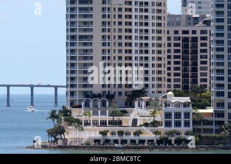 MIAMI BEACH, FL - MAI 08: COVID-19: Horden von Menschen kamen heraus, um den Ersthelfern zuzusehen und Respekt zu zollen, als sie die Blue Angels über Miami fliegen sahen. Die Blue Angels der US Navy ehrten COVID-19-Helfer und wichtige Arbeiter mit Formationsflügen hier am 8. Mai 2020 in Miami Beach, Florida Menschen: Blue Angels Quelle: Storms Media Group/Alamy Live News Stockfoto