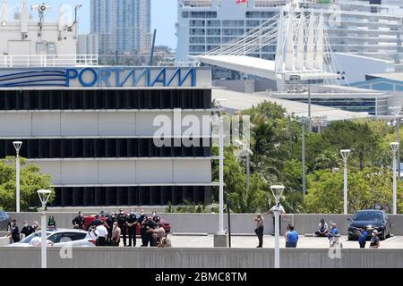 MIAMI BEACH, FL - MAI 08: COVID-19: Horden von Menschen kamen heraus, um den Ersthelfern zuzusehen und Respekt zu zollen, als sie die Blue Angels über Miami fliegen sahen. Die Blue Angels der US Navy ehrten COVID-19-Helfer und wichtige Arbeiter mit Formationsflügen hier am 8. Mai 2020 in Miami Beach, Florida Menschen: Blue Angels Quelle: Storms Media Group/Alamy Live News Stockfoto