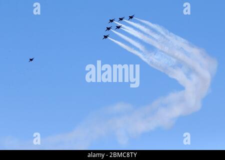 MIAMI BEACH, FL - MAI 08: COVID-19: Horden von Menschen kamen heraus, um den Ersthelfern zuzusehen und Respekt zu zollen, als sie die Blue Angels über Miami fliegen sahen. Die Blue Angels der US Navy ehrten COVID-19-Helfer und wichtige Arbeiter mit Formationsflügen hier am 8. Mai 2020 in Miami Beach, Florida Menschen: Blue Angels Quelle: Storms Media Group/Alamy Live News Stockfoto