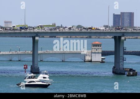 MIAMI BEACH, FL - MAI 08: COVID-19: Horden von Menschen kamen heraus, um den Ersthelfern zuzusehen und Respekt zu zollen, als sie die Blue Angels über Miami fliegen sahen. Die Blue Angels der US Navy ehrten COVID-19-Helfer und wichtige Arbeiter mit Formationsflügen hier am 8. Mai 2020 in Miami Beach, Florida Menschen: Blue Angels Quelle: Storms Media Group/Alamy Live News Stockfoto