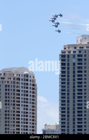 MIAMI BEACH, FL - MAI 08: COVID-19: Horden von Menschen kamen heraus, um den Ersthelfern zuzusehen und Respekt zu zollen, als sie die Blue Angels über Miami fliegen sahen. Die Blue Angels der US Navy ehrten COVID-19-Helfer und wichtige Arbeiter mit Formationsflügen hier am 8. Mai 2020 in Miami Beach, Florida Menschen: Blue Angels Quelle: Storms Media Group/Alamy Live News Stockfoto