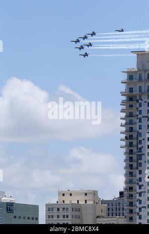 MIAMI BEACH, FL - MAI 08: COVID-19: Horden von Menschen kamen heraus, um den Ersthelfern zuzusehen und Respekt zu zollen, als sie die Blue Angels über Miami fliegen sahen. Die Blue Angels der US Navy ehrten COVID-19-Helfer und wichtige Arbeiter mit Formationsflügen hier am 8. Mai 2020 in Miami Beach, Florida Menschen: Blue Angels Quelle: Storms Media Group/Alamy Live News Stockfoto