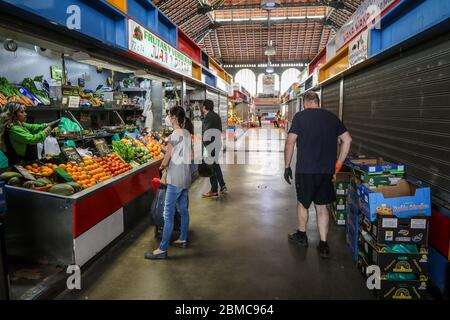 8. Mai 2020: 8. Mai 2020 (Malaga) der Markt von Atarazanas beginnt allmählich zu normal, aber mit Maßnahmen, um das Coronavirus zu verhindern Quelle: Lorenzo Carnero/ZUMA Wire/Alamy Live News Stockfoto