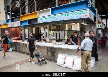 8. Mai 2020: 8. Mai 2020 (Malaga) der Markt von Atarazanas beginnt allmählich zu normal, aber mit Maßnahmen, um das Coronavirus zu verhindern Quelle: Lorenzo Carnero/ZUMA Wire/Alamy Live News Stockfoto